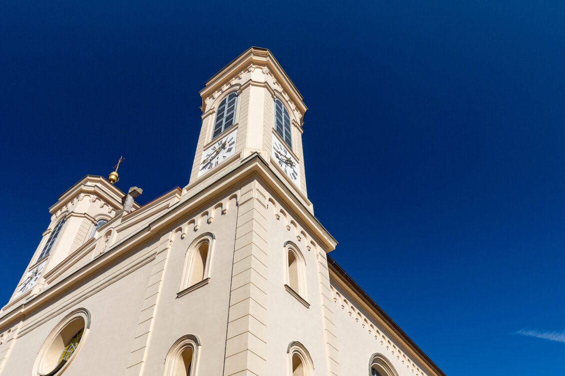 Pfarrkirche in Eggersdorf bei Graz mit Römersteinen bei blauem Himmel 