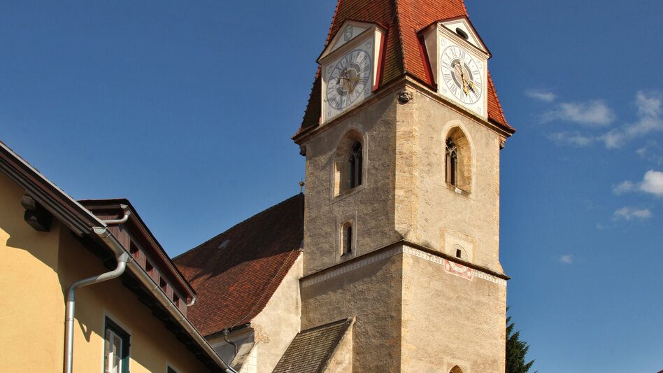 Eine alte Kirche davor ein Zaun