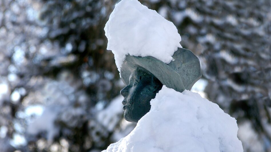 Eine verschneite Buben-Statue