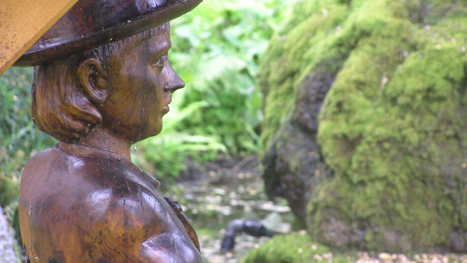 Eine Kupferskulptur in Form eines Jungen