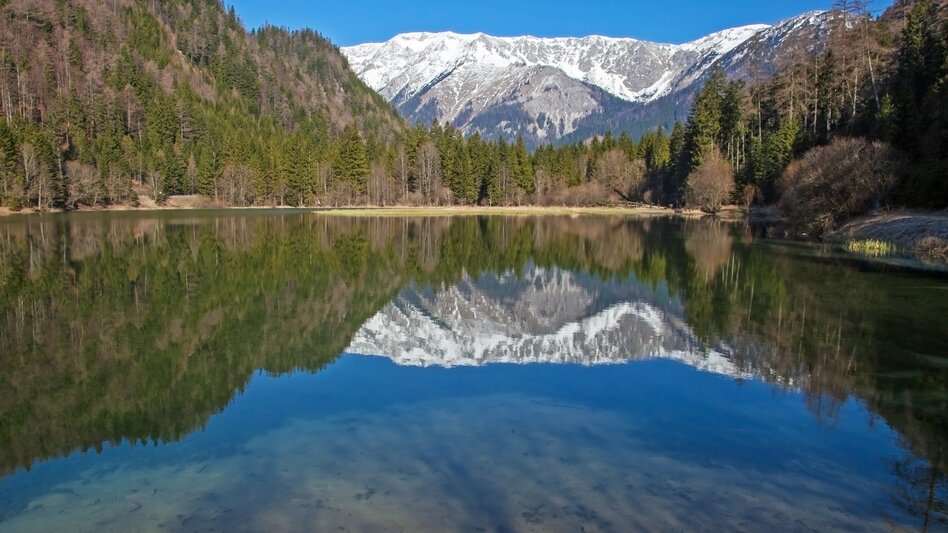 Eine See im Hintergrund ein Bergmassiv