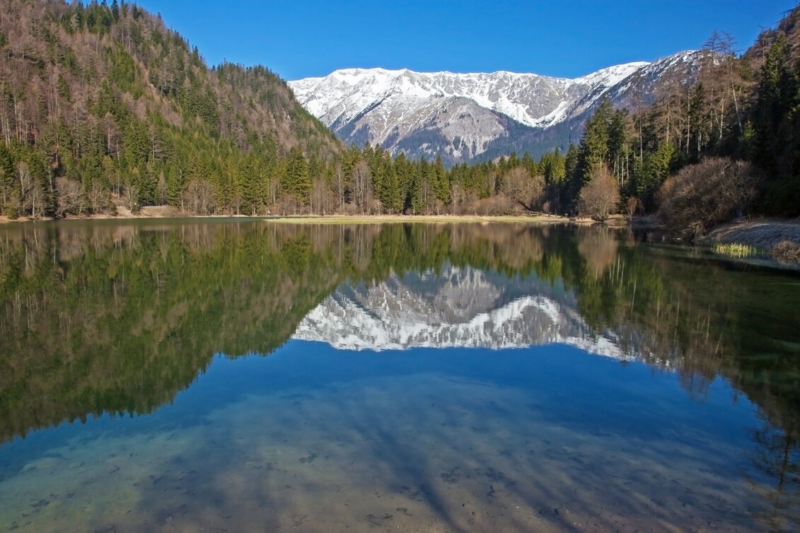 Eine See im Hintergrund ein Bergmassiv
