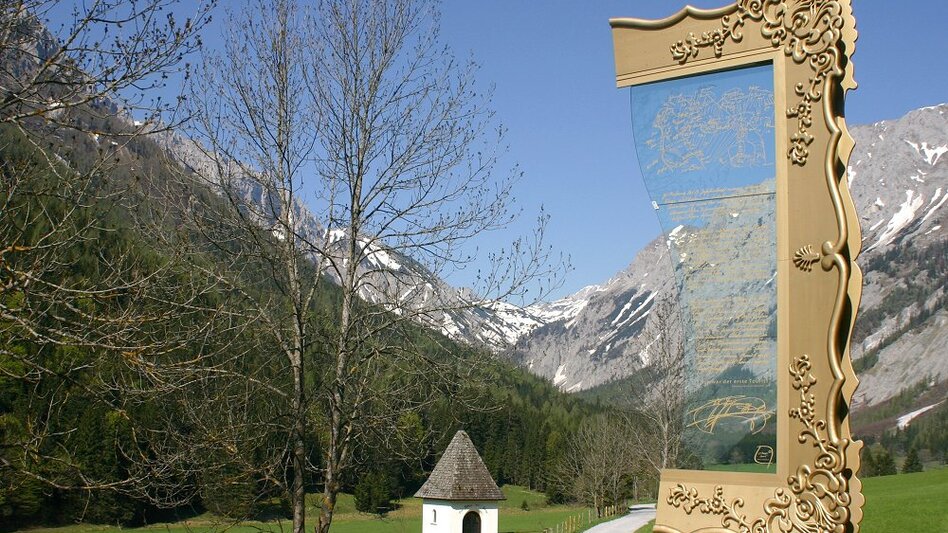 Eine Skulptur im Hintergrund ein Bergmassiv