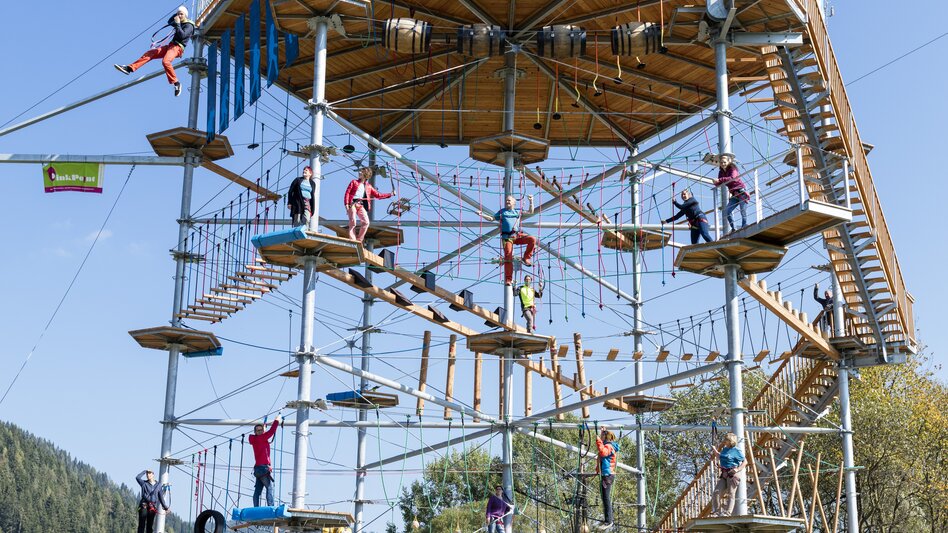 Ein Turm zum Klettern, mit Zipline etc