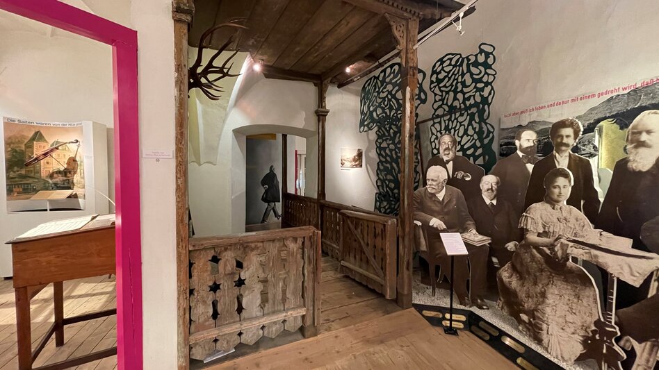 Im Museum steht eine Holzveranda, neben ihr findet man Kartonaufsteller von Komponisten aus vergangener Zeit