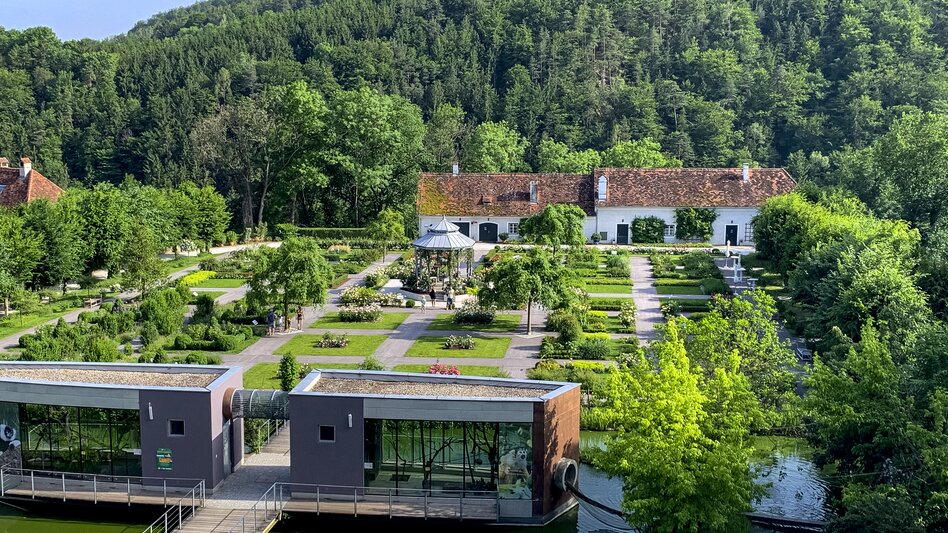 Neben dem Tierpark Herberstein, welcher unglaublich detailreich über Tierarten verschiedener Kontinente erzählt, gibt es dort auch spannende Fütterungen zu erleben. Mein Highlight auf dem Gelände ist jedoch die Schlossanlage Herberstein. Die Architektur und Geschichte des Schlosses, das Museum mit Skulpturen, sowie der wunderschöne angelegte Garten laden zum Bestaunen und Verweilen ein. - Antonia Leopold | © Steiermark Tourismus | Klein