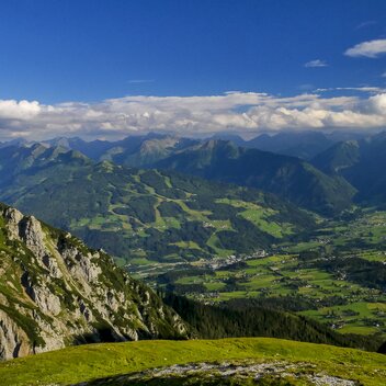 Blick ins Ennstal mit Schladming und Planai | © STG | Manfred Polansky
