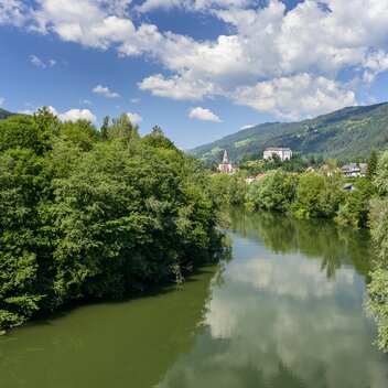 Die Mur bei Murau mit Schloss Murau | © STG | pixelmaker.at