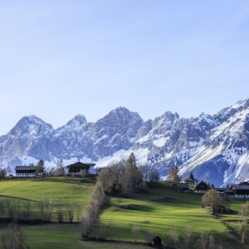 Frühling in Grün-Weiß, Dachstein im Hintergrund | © STG | photo-austria.at