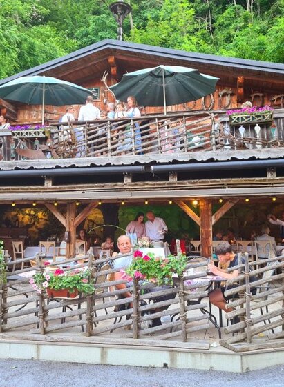 Terrasse & Gastgarten | © Almhütte