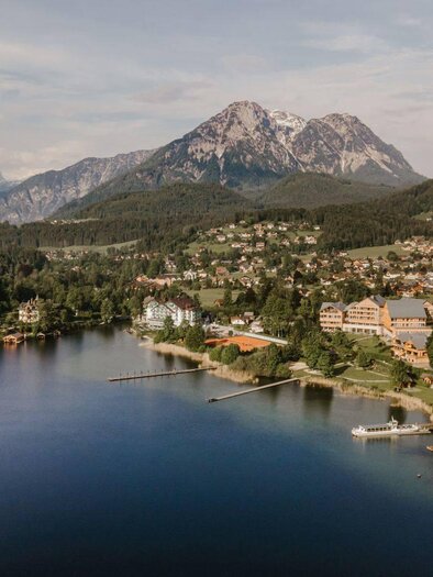 <p>Der Altausseer See von oben mit Blick über den Ort und dem Sarstein zentral im Hintergrund. Die Landschaft ist grün und einladend, ideal für Erholung in der Natur.</p> | © TVB Ausseerland Salzkammergut_Katrin Kerschbaumer