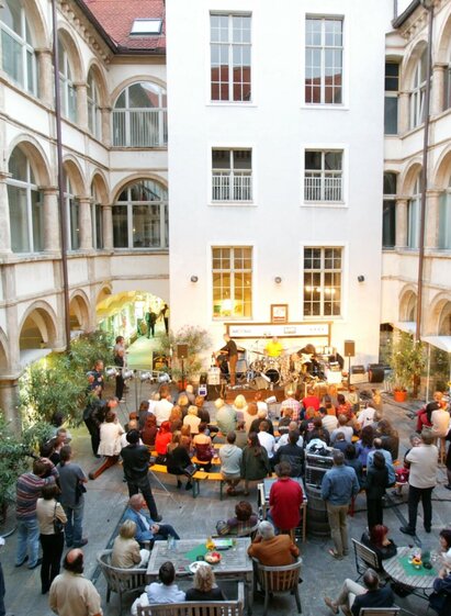 Konzertabend im Generalihof Graz – Innenhof mit Fl | © Graz Tourismus-Harry Schiffer