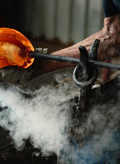 Glasblasen in der Stölzle Glashütte | © Bernd Grosseck