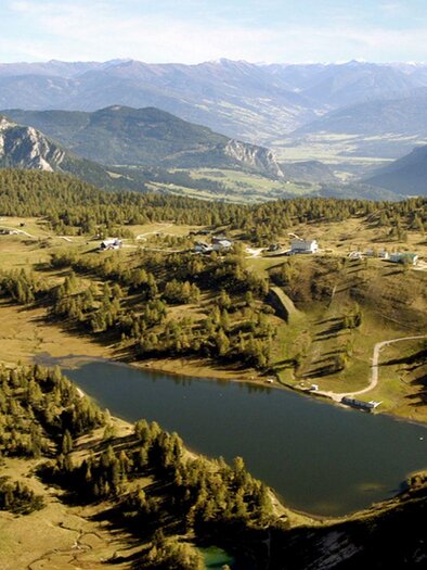 <p><p>The Großsee is the second largest lake on the Hochplateau of Tauplitzalm. In the background, the Grimming and a clear sky landscape can be seen.</p></p> | © TVB Ausseerland Salzkammergut