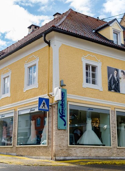 ModehausNeuböck-Außenansicht-Murtal-Steiermark | Neuböck Mode-Hochzeit-Trachten | © Neuböck Mode-Hochzeit-Trachten