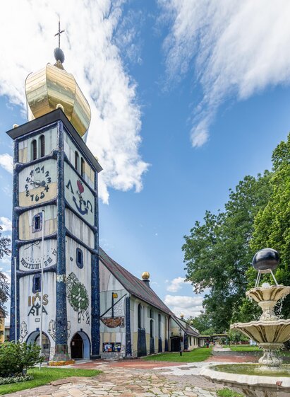 St. Barbara Kirche mit Brunnen | © Die Abbilderei