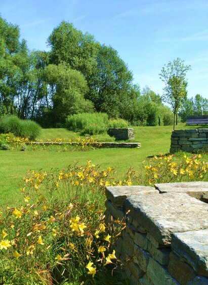 Stone walls in the Bad Blumau thermal spa park | J. Rath | © Kurkommission Bad Blumau