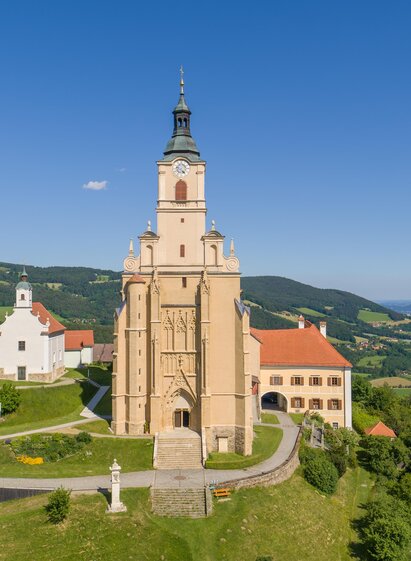 Wallfahrtskirche Pöllauberg_Luftaufn_Oststeiermark | Helmut Schweighofer | © Tourismusverband Oststeiermark/Helmut Schweighofer