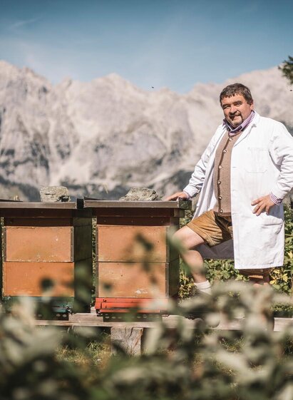 Imker Geri Kettner bei seinen Bienenstöcken | © Stefan Leitner